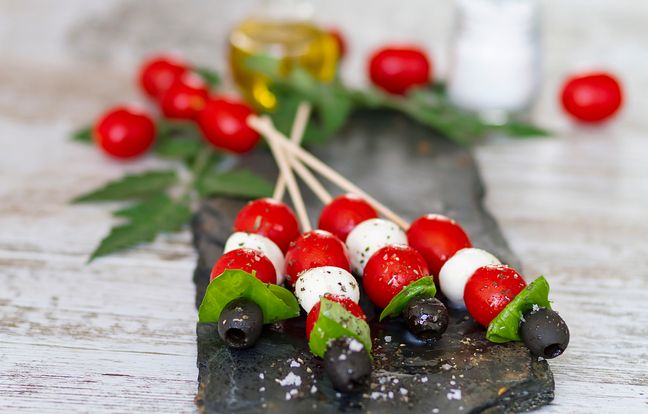 Banderillas de tomate con mozarella