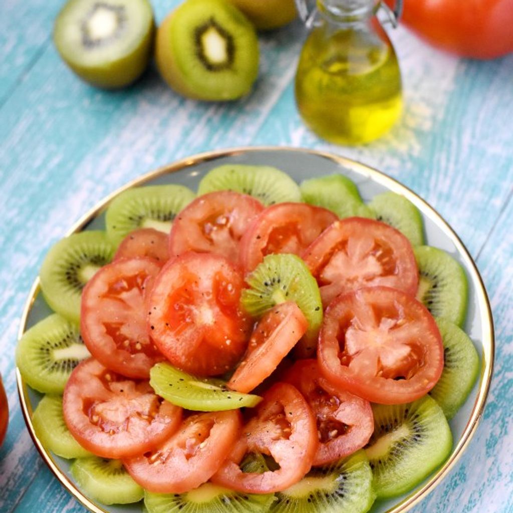 Ensalada de tomate y kiwi