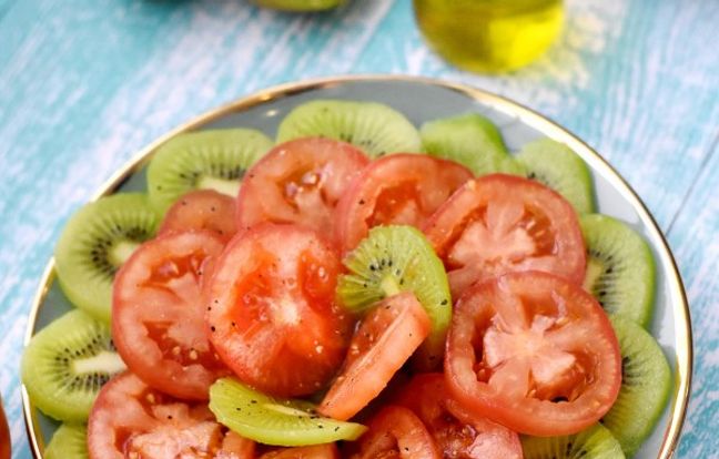 Ensalada de tomate y kiwi