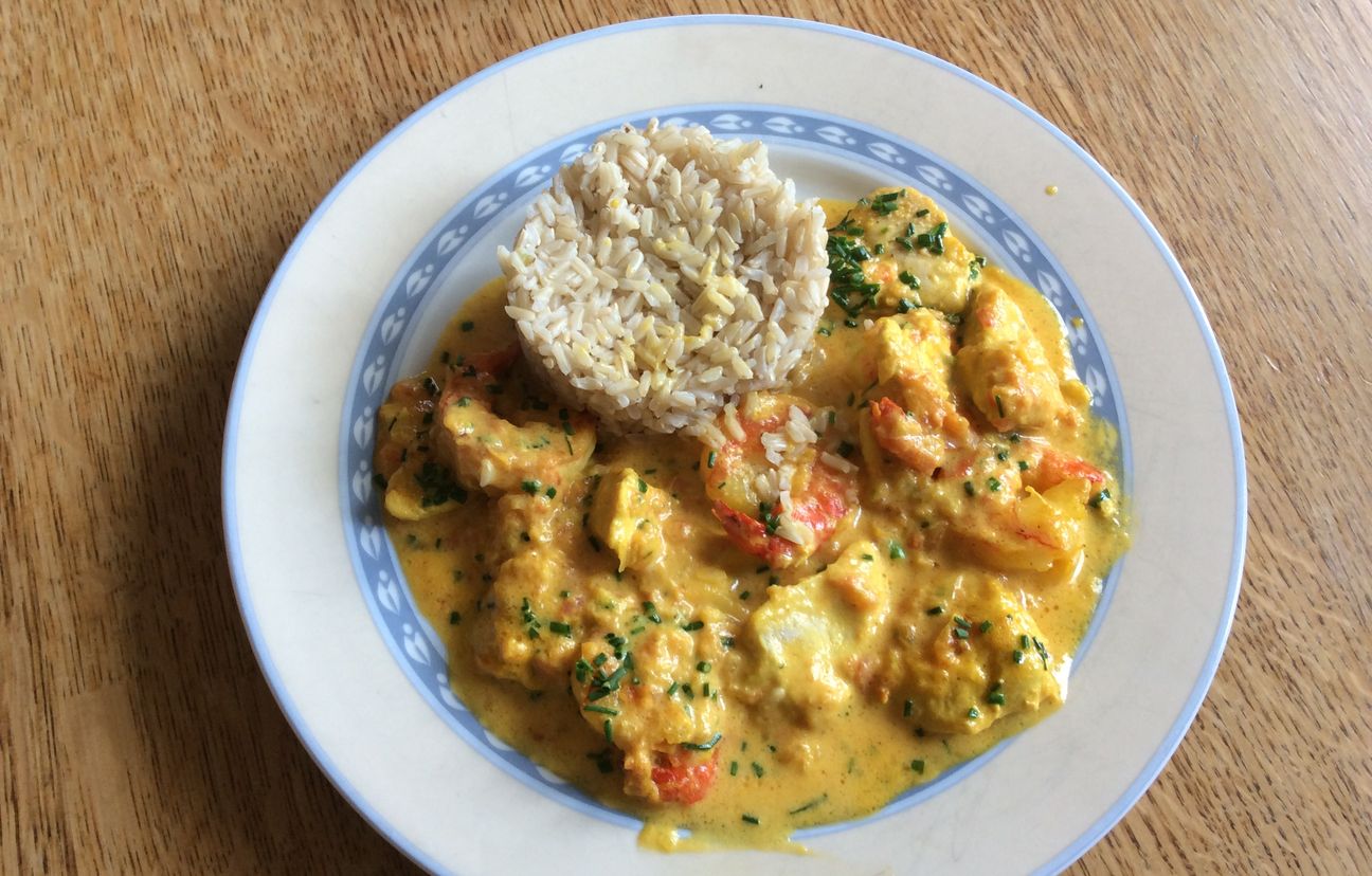 Scampis et dés de poulet flambés au pastis et sauce safran : Recette de ...