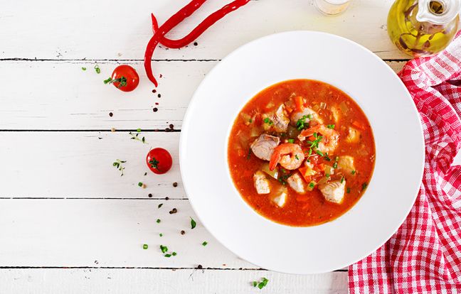 Bacalao con tomate y langostinos