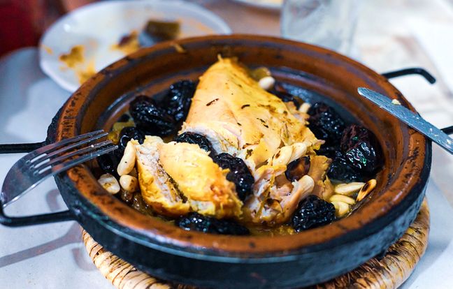 Pollo con ciruelas y piñones