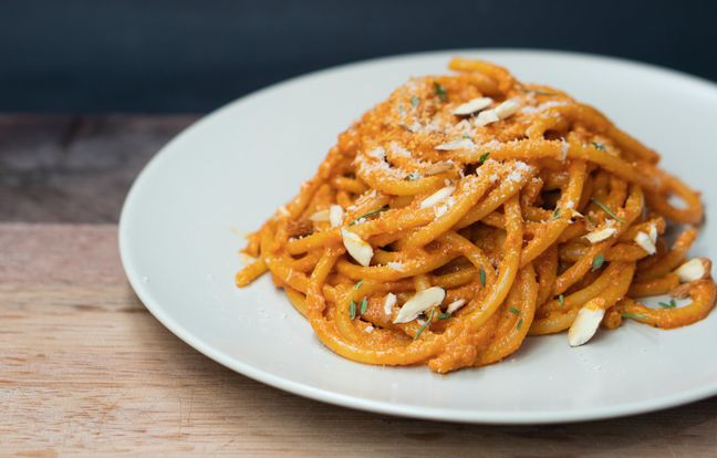 Espaguetis en salsa de tomate con leche de coco
