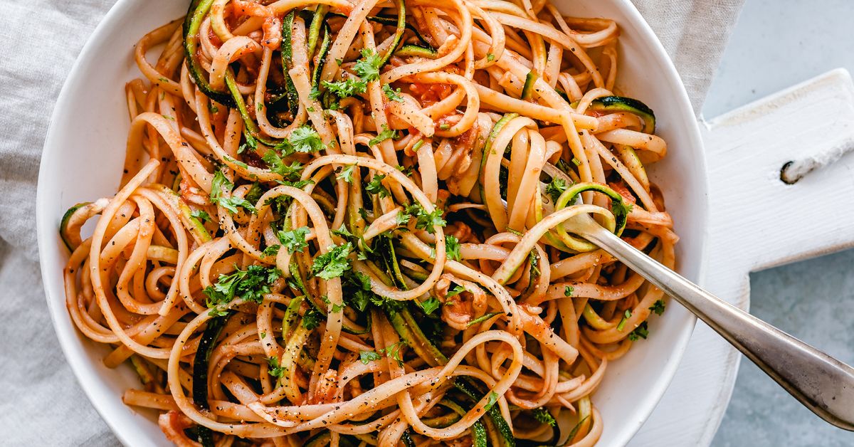 Pâtes à la courgette en sauce tomate recette de Pâtes à la courgette