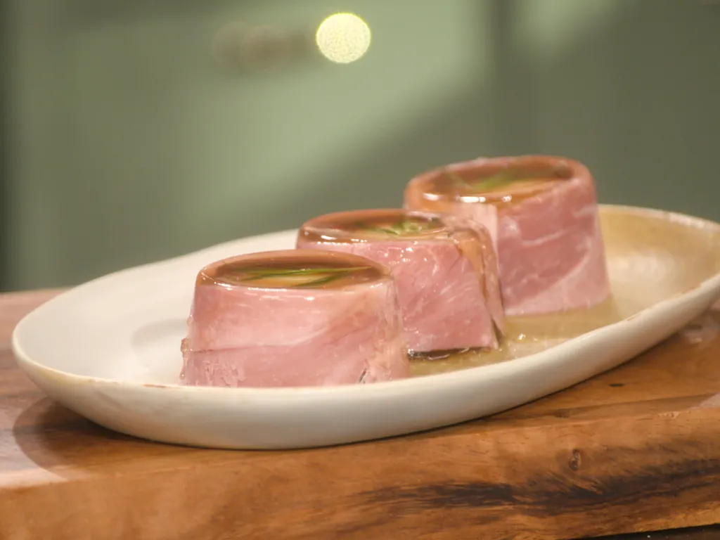 Quel Accompagnement Avec Des Oeufs En Gelée Œuf en gelée par Laurent Mariotte : recette de Œuf en gelée par Laurent  Mariotte