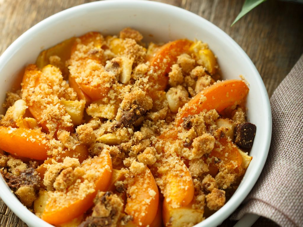 Crumble pommes abricots noix : Recette de Crumble pommes abricots noix