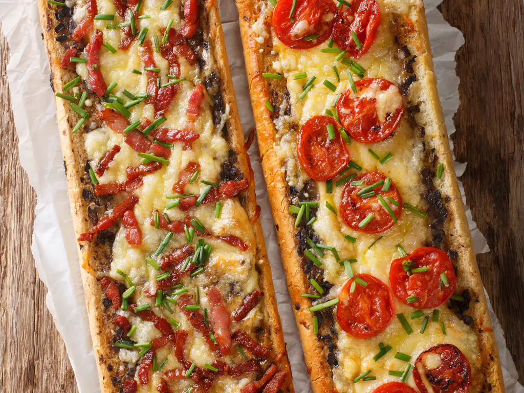 zapiekanka (pizza polonaise)