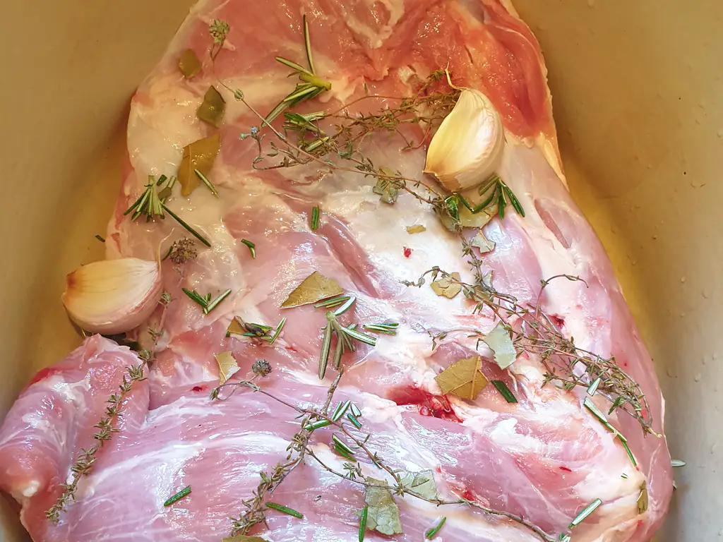 epaule agneau de lait confite aux herbes