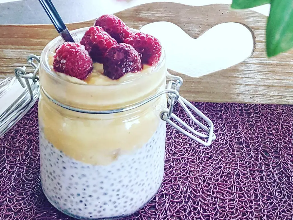 pudding coco, banane, citron, framboises et graines de chia