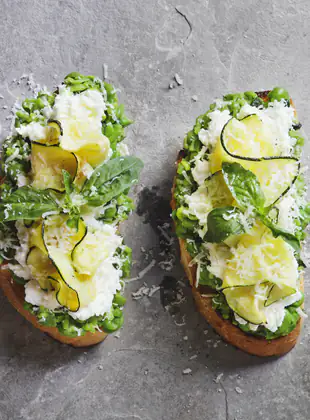 Tartines ricotta, courgettes, purée de petits-pois et menthe