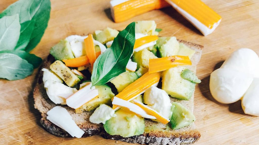 Toast avocado surimi