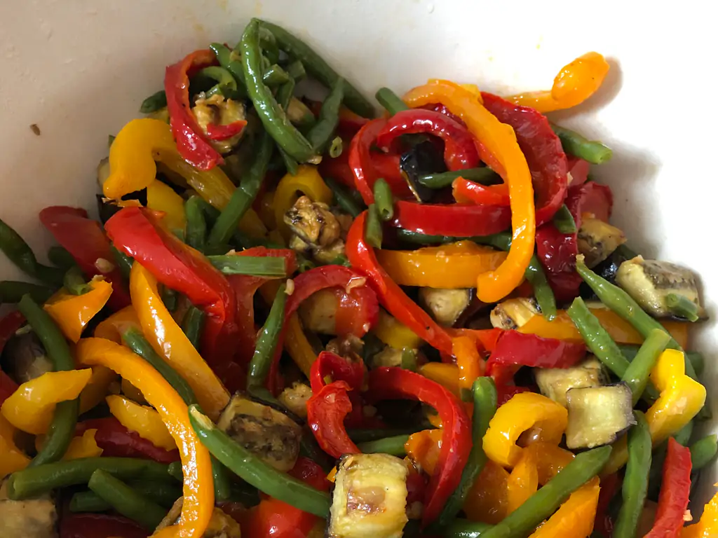 salade d'aubergines, haricots verts et poivron rouge