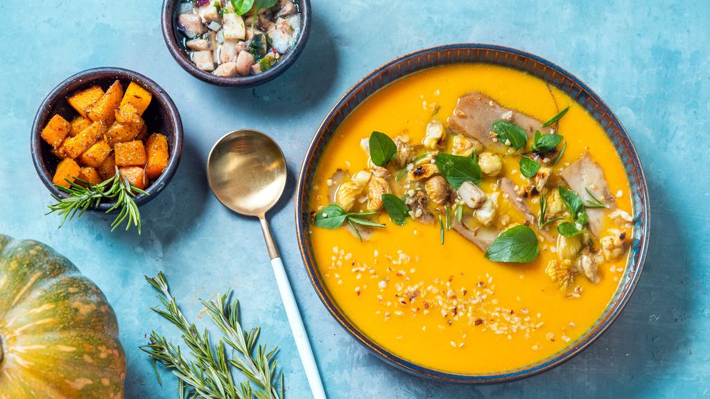 Soupe de butternut, champignons rôtis et herbes fraîches