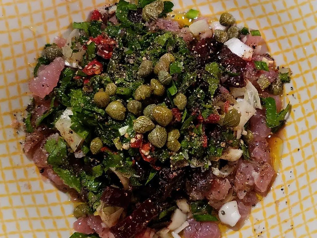 tartare de thon aux racines rouge et piments