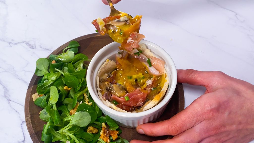 Oeuf cocotte nid de pain échalote champignons jambon