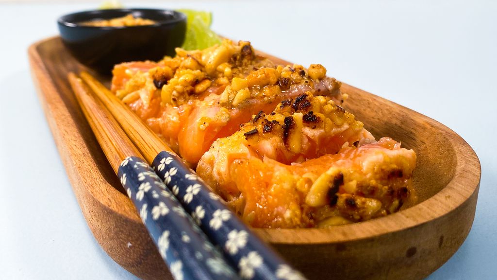 Saumon mi-cuit en croûte de cacahuètes