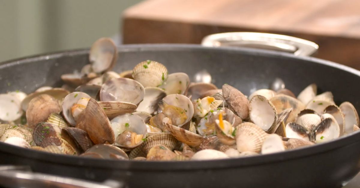 Coques et palourdes en persillade par Laurent Mariotte : recette de