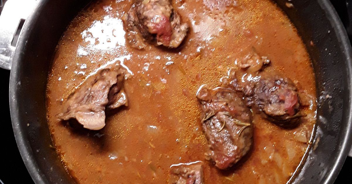 Noix de joues de porc à la tomate : recette de Noix de joues de porc à