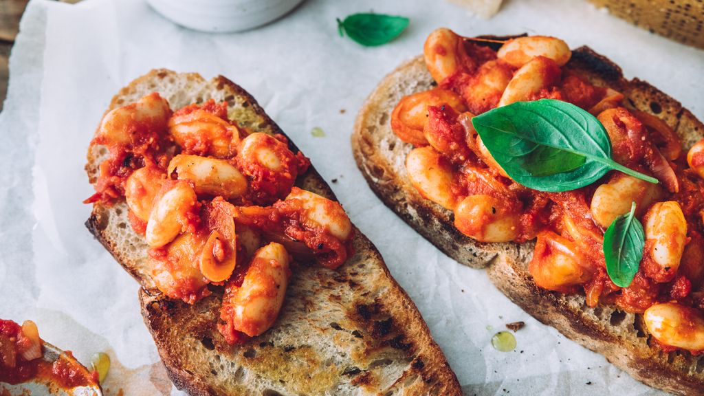Toasts de haricots blancs à la sauce tomates