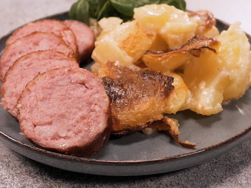 saucisse de morteau dans son gratin dauphinois