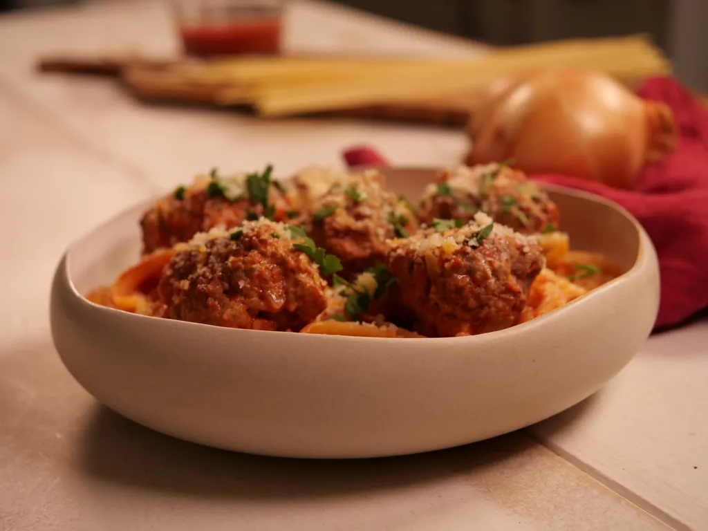 linguine aux boulettes et à la tomate
