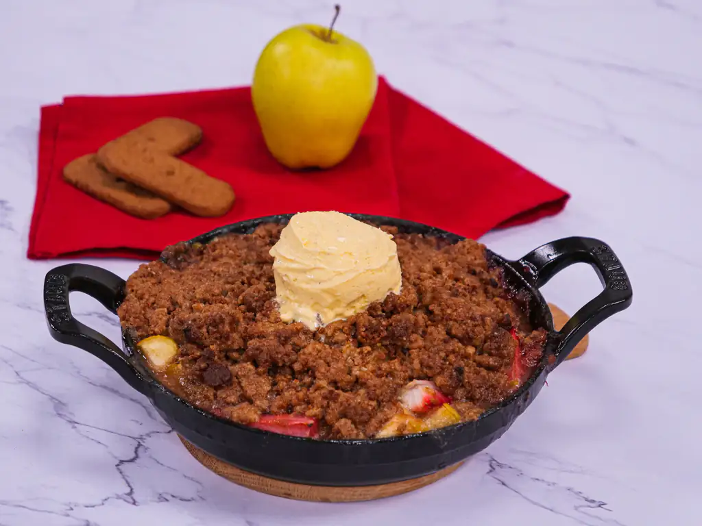 crumble pommes, fraises, rhubarbe aux speculoos