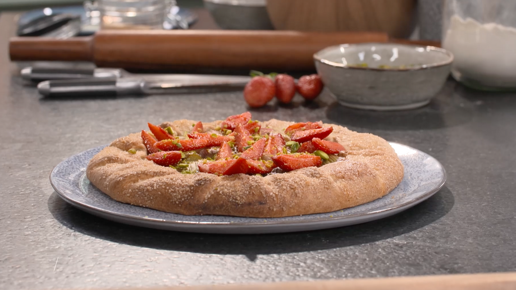 Tarte rustique fraise-rhubarbe par Laurent Mariotte