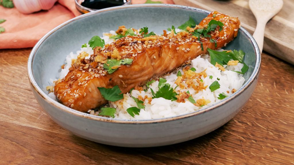 Saumon frais, marinade à base de soja, sésame, miel ail et riz