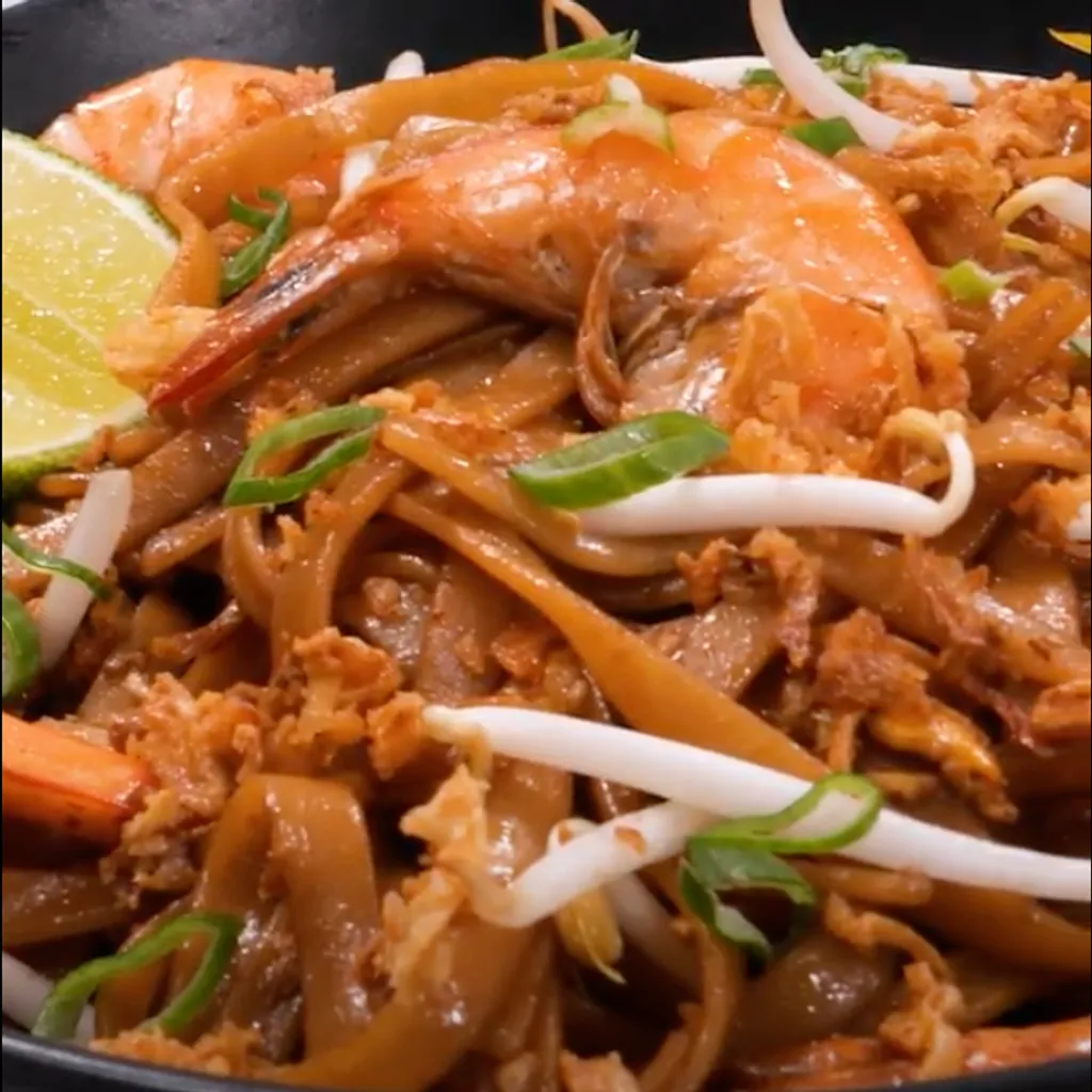 Pad Thaï aux crevettes, le plat national de la Thaïlande/la recette  traditionnelle/Secret de Cuisson 