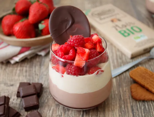 Verrine de framboises et fraises, chocolat bio Nestlé Dessert® et speculoos