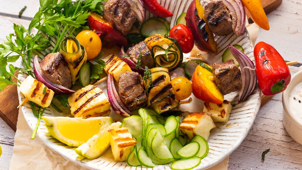 Brochettes de bœuf multicolores aux pêches et halloumi - idée barbecue