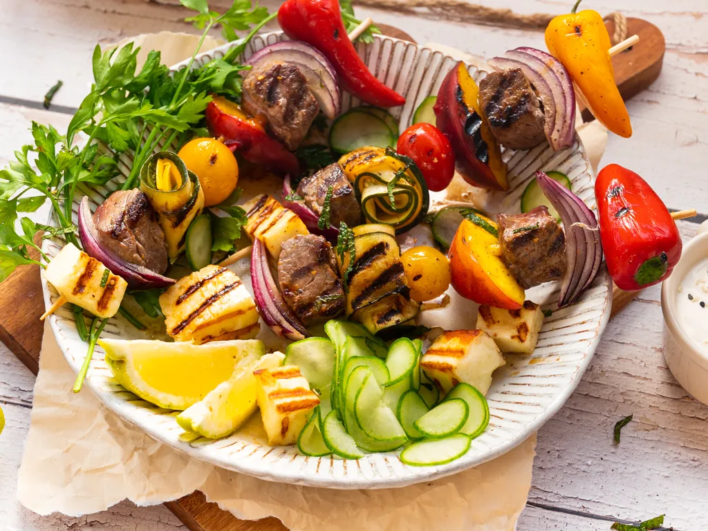 brochettes de bœuf multicolores aux pêches et halloumi - idée barbecue