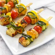 Brochettes d'halloumi au miel et aux légumes d'été