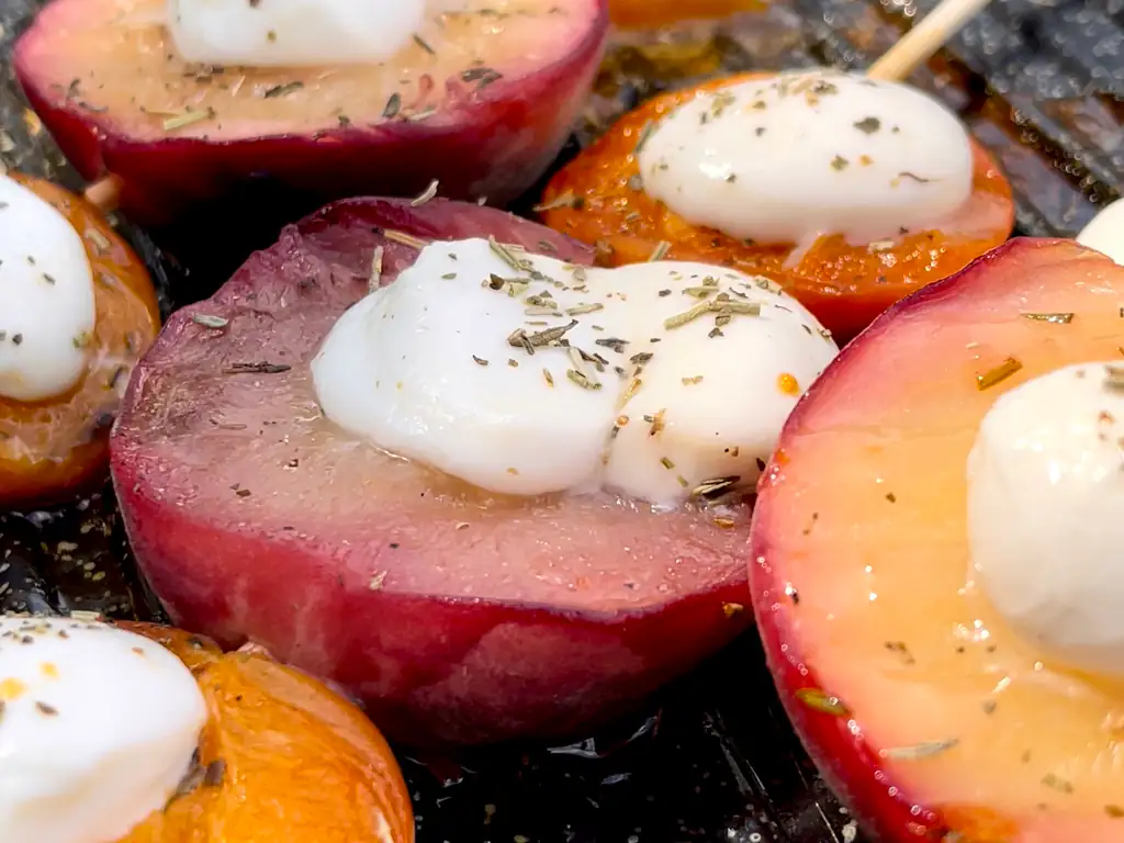 brochette abricot, pêche, romarin et mozzarella