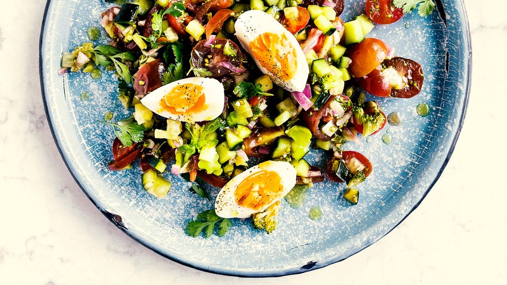 Salade fraicheur courgettes crues, tomates cerises et oeufs