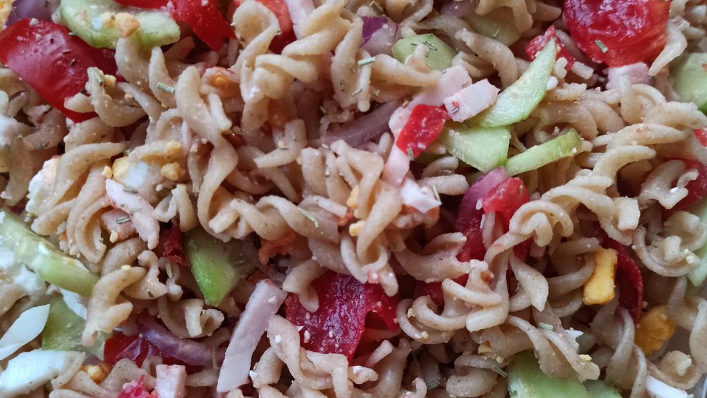 Salade de pâtes haute en couleur