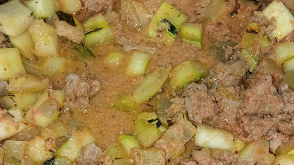 Mijoté de courgettes et crépinettes à la tomate