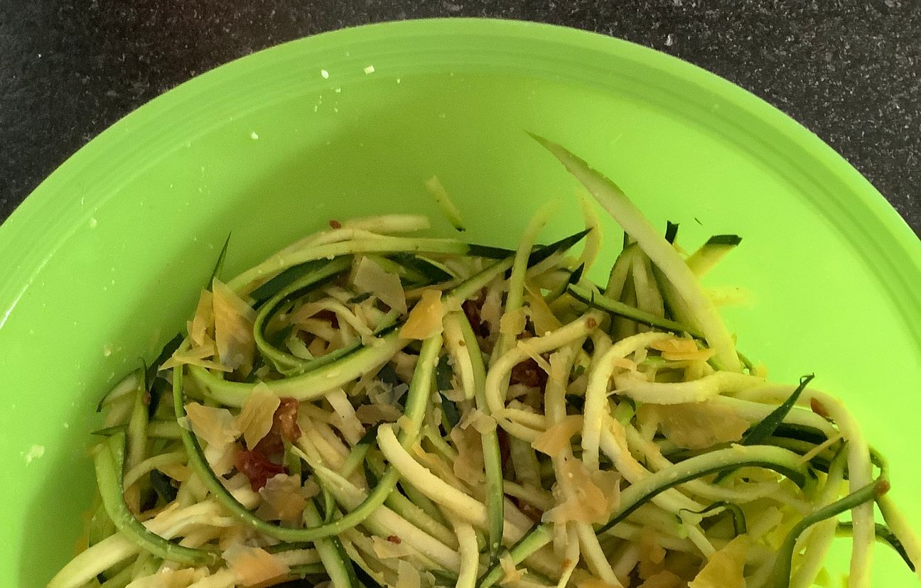 Salade de courgettes crues au cury : Recette de Salade de courgettes