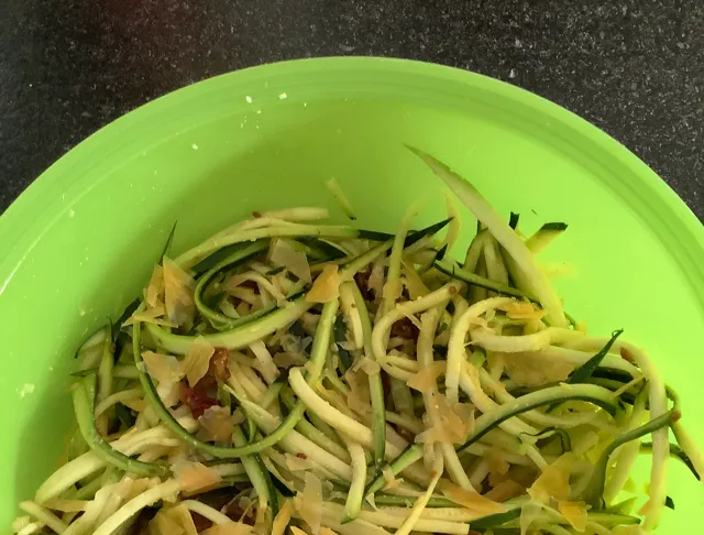 Salade de courgettes crues au cury