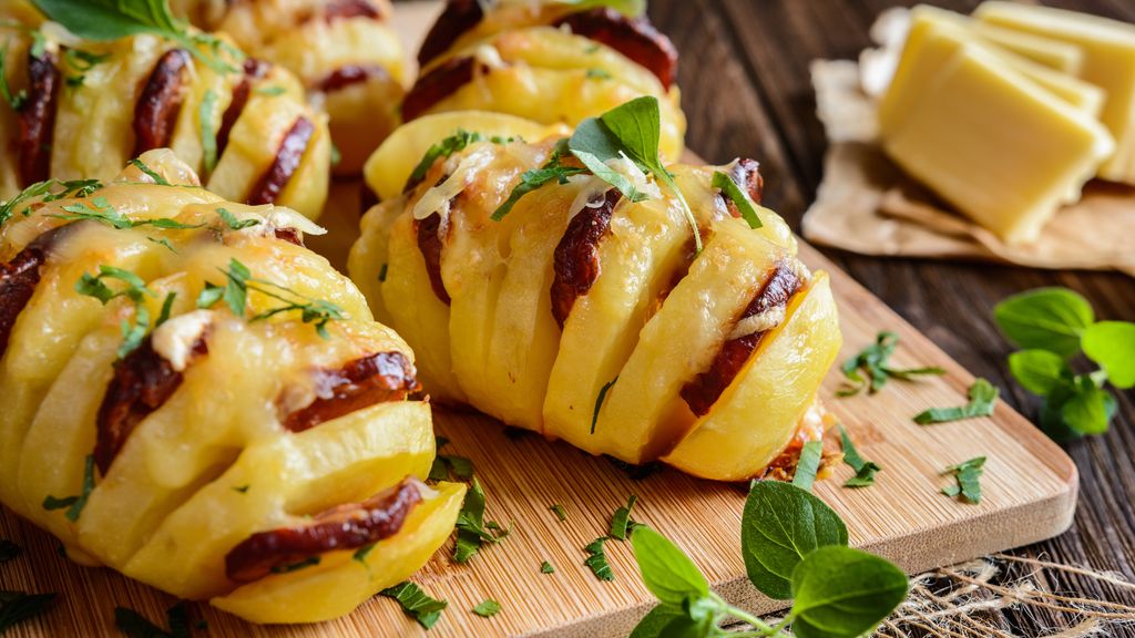 Pommes de terre hasselback au chorizo et au fromage