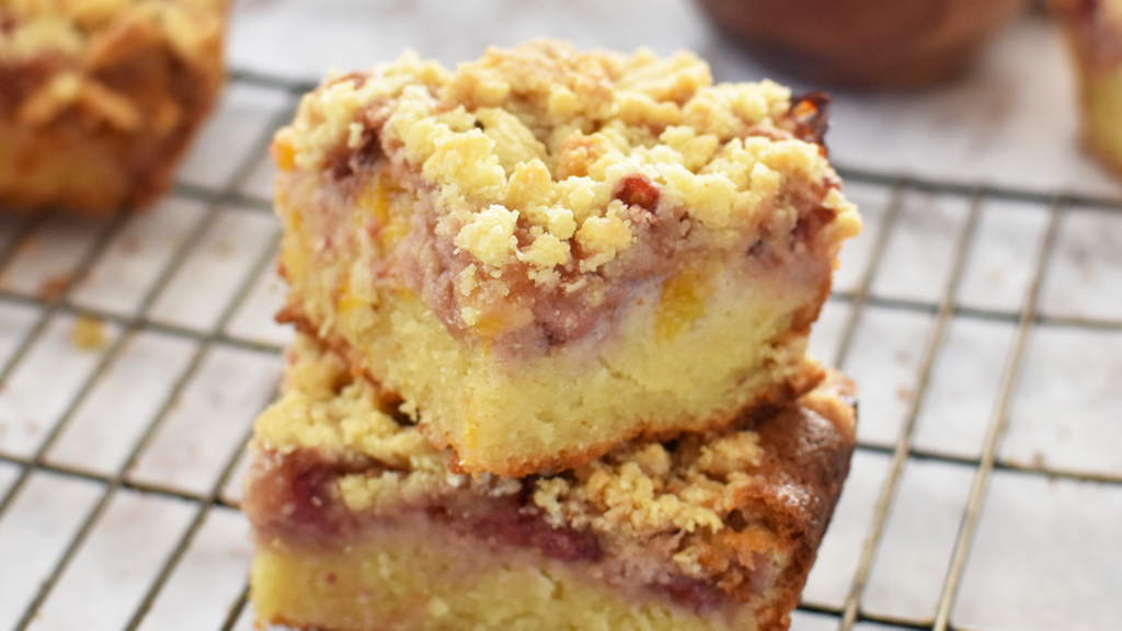 Gâteau crumble fraises et pêches