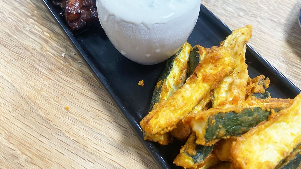 Apéro : frites de courgettes, porc grillé miel soja et yaourt parfumé