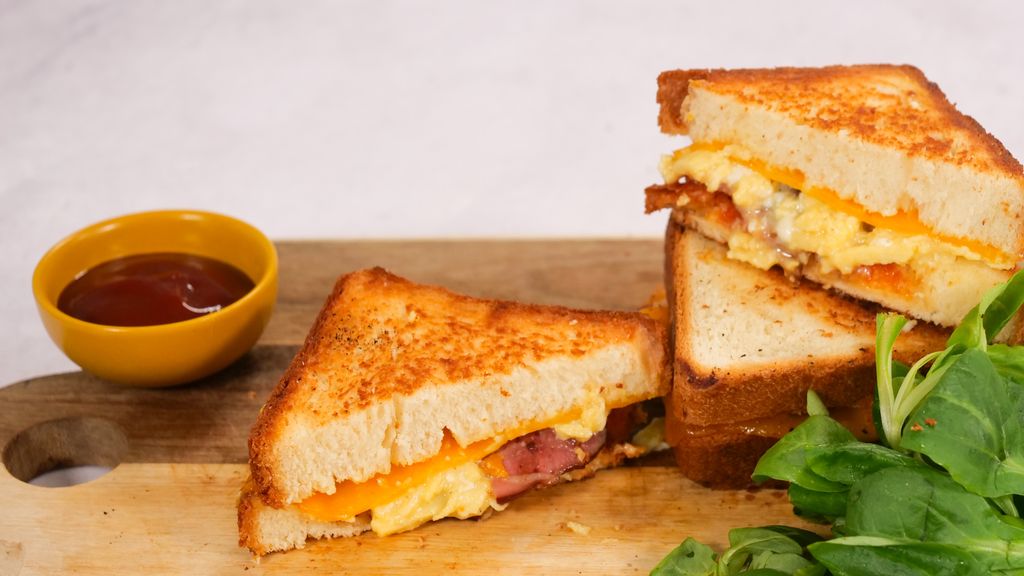 Sandwich aux oeufs brouillés