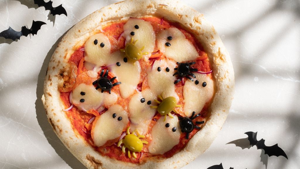 Pizza Halloween aux fantômes de mozzarella