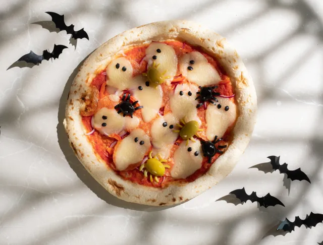 Pizza Halloween aux fantômes de mozzarella