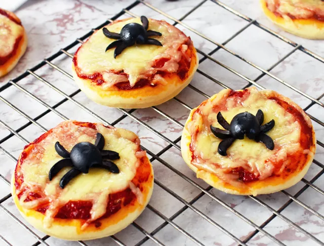 Mini pizzas araignées d'Halloween