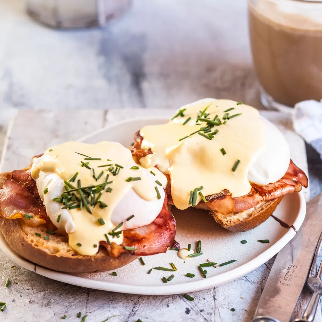 Oeufs Bénédictine au saumon fumé et hollandaise à l'estragon