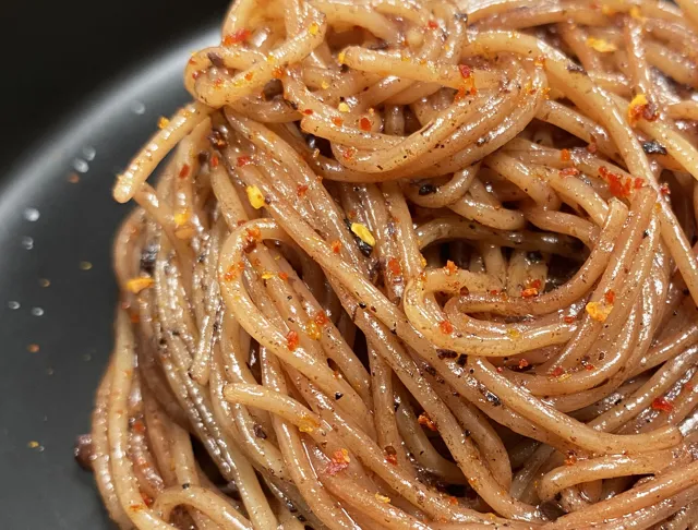 Spaghettis, avec un reste de vin rouge