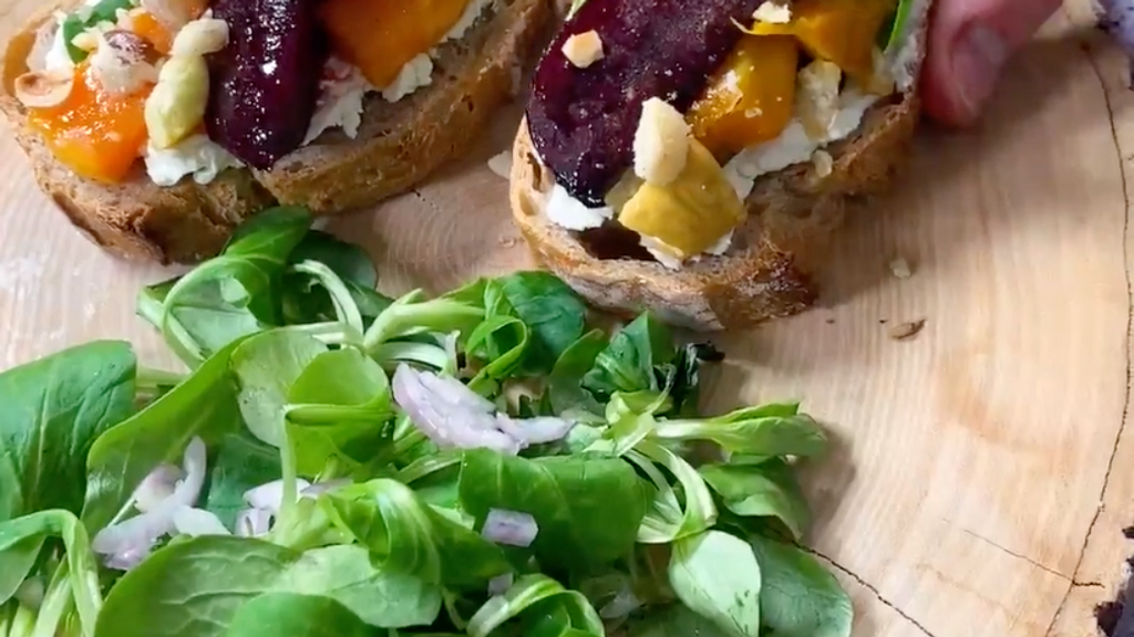 Tartines aux légumes rôtis au miel et aux éclats de châtaigne