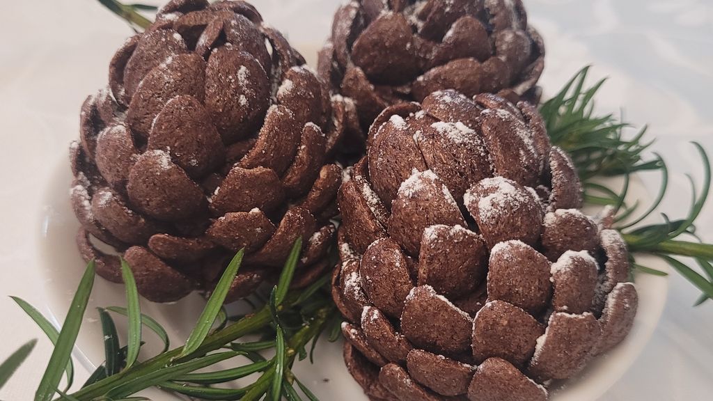 Dessert de Noël en forme de pomme de pin